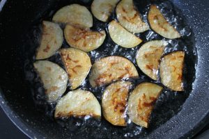 Як приготувати баклажани на сковороді: просто і смачно